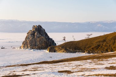 Rusya 'nın Sibirya eyaleti Baykal Gölü' ndeki Olkhon Adası 'ndaki Burhan Burnu (Şaman Kayası)