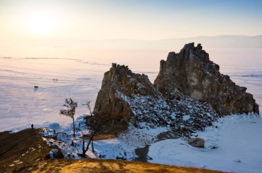 Rusya 'nın Sibirya eyaleti Baykal Gölü' ndeki Olkhon Adası 'ndaki Burhan Burnu (Şaman Kayası)
