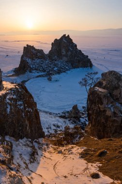 Rusya 'nın Sibirya eyaleti Baykal Gölü' ndeki Olkhon Adası 'ndaki Burhan Burnu (Şaman Kayası)