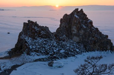 Rusya 'nın Sibirya eyaleti Baykal Gölü' ndeki Olkhon Adası 'ndaki Burhan Burnu (Şaman Kayası)