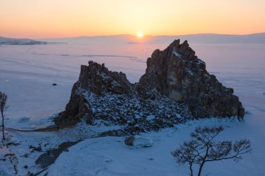 Rusya 'nın Sibirya eyaleti Baykal Gölü' ndeki Olkhon Adası 'ndaki Burhan Burnu (Şaman Kayası)