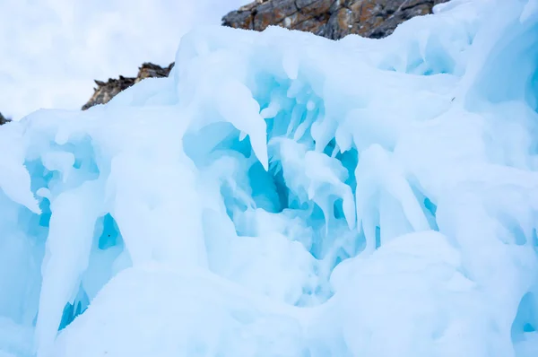 俄罗斯西伯利亚贝加尔湖上的冰柱景观 — 图库照片
