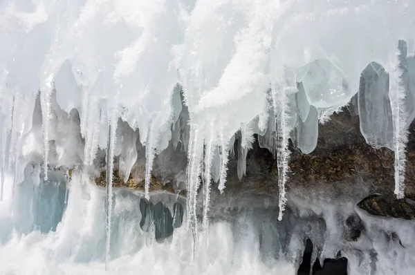 贝加尔湖上的冰柱 — 图库照片