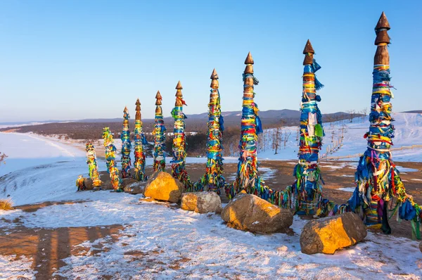 Rituální Dřevěné Sloupy Barevné Stuhy Ostrově Olkhon Jezero Bajkal Sibiř — Stock fotografie