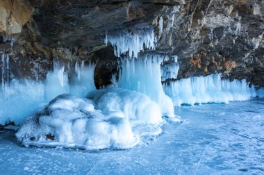 Buz sarkıtları görünümünü üzerinde Deniz Baykal, Sibirya, Rusya Federasyonu