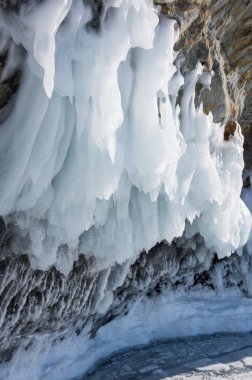 Buz sarkıtları görünümünü üzerinde Deniz Baykal, Sibirya, Rusya Federasyonu