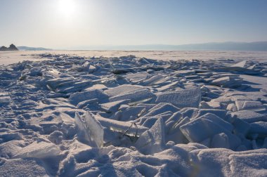 Kışın Deniz Baykal, en derin ve en büyük tatlı su Gölü yanında Güney Sibirya, Rusya'da bulunan güç dünyanın görünümü