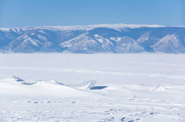 冬のバイカル湖 シベリア ロシア南部に位置する世界では ボリュームでの最も深い 最も大きい淡水湖のビュー — ストック写真