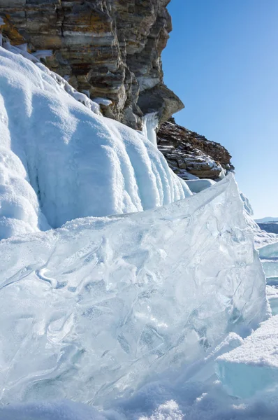 俄罗斯西伯利亚贝加尔湖冬季奥尔洪岛海岸 — 图库照片