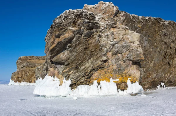 俄罗斯西伯利亚贝加尔湖冬季奥尔洪岛海岸 — 图库照片