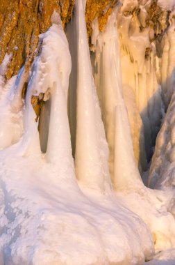 Buz sarkıtları görünümünü üzerinde Deniz Baykal, Sibirya, Rusya Federasyonu