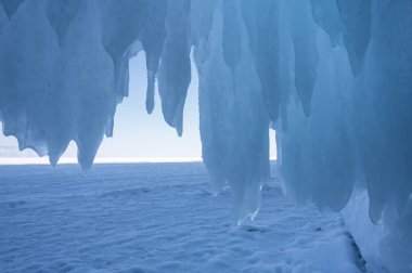Buz sarkıtları görünümünü üzerinde Deniz Baykal, Sibirya, Rusya Federasyonu