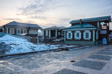 Irkutsk, Rusya Federasyonu - 09 Mart, 2017: sokak tipik Rus günlük evleri ile bulunan merkezi ile Irkutsk'da, Sibirya, Rusya Federasyonu