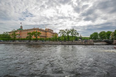 Mikhailovsky Kalesi ya da Mühendisler Kalesi manzarası, Rusya 'nın tarihi merkezi Saint-Petersburg' da eski kraliyet konutu.