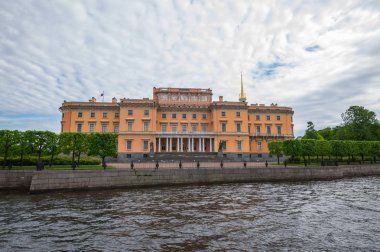 Mikhailovsky Kalesi ya da Mühendisler Kalesi manzarası, Rusya 'nın tarihi merkezi Saint-Petersburg' da eski kraliyet konutu.