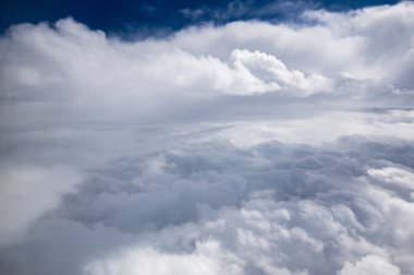 Beyaz bulutlar ve mavi gökyüzü uçak penceresinden görüntülemek