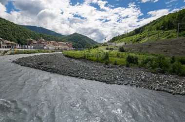 Kızıl Orman, Krasnodar Krai, Rusya 'daki Kafkas dağlarının manzarası