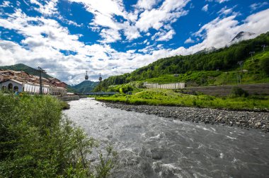 Kızıl Orman, Krasnodar Krai, Rusya 'daki Kafkas dağlarının manzarası