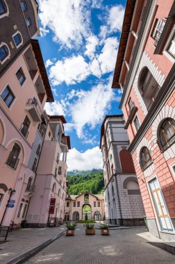 Sochi, Rusya - 21 Haziran 2017: Gorki Gorod dağ Kayak Merkezi, Soçi, Krasnaya Polyana, Rusya sokakta görünümünü