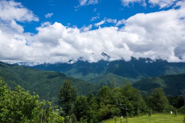 Kızıl Orman, Krasnodar Krai, Rusya 'daki Kafkas dağlarının manzarası
