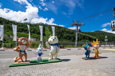 Sochi, Rusya - 21 Haziran 2017: Gorki Gorod dağ Kayak Merkezi, Soçi, Krasnaya Polyana, Rusya sokakta görünümünü