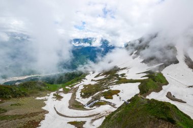 Kızıl Orman, Krasnodar Krai, Rusya 'daki Kafkas dağlarının manzarası