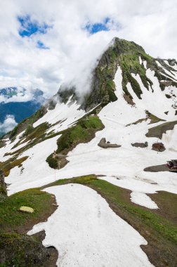 Kızıl Orman, Krasnodar Krai, Rusya 'daki Kafkas dağlarının manzarası