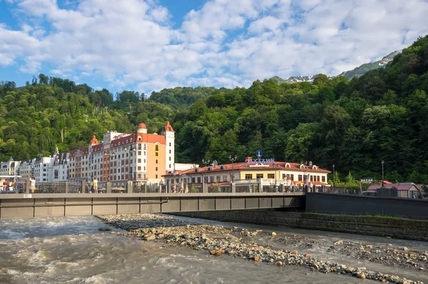 Vista da estância de esqui da montanha Rosa Khutor — Fotografia de Stock