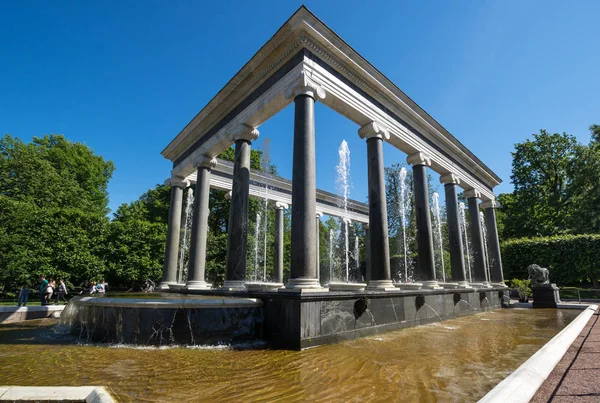 A cascata do Leão em Peterhof — Fotografia de Stock