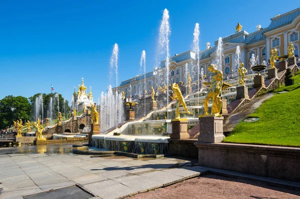 Brunnen der großen Kaskade in Peterhof — Stockfoto