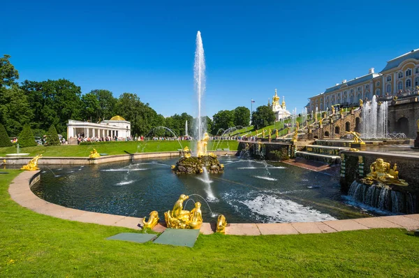 Grand Peterhof Palace and fountains of the Grand Cascade in Pete — Stock Photo, Image