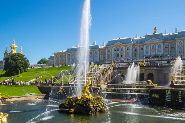 Prachtvoller peterhof-palast und brunnen der prachtvollen kaskade in pete — Stockfoto