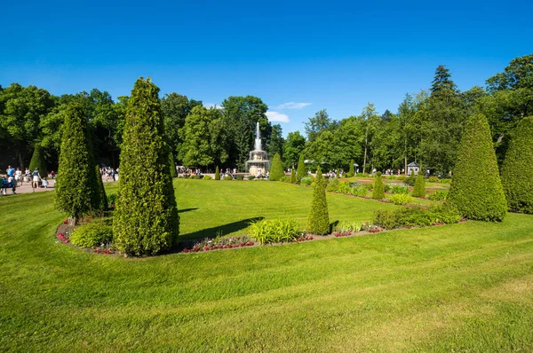 Římská fontána v parku dolní zahrady ve městě Peterhof — Stock fotografie