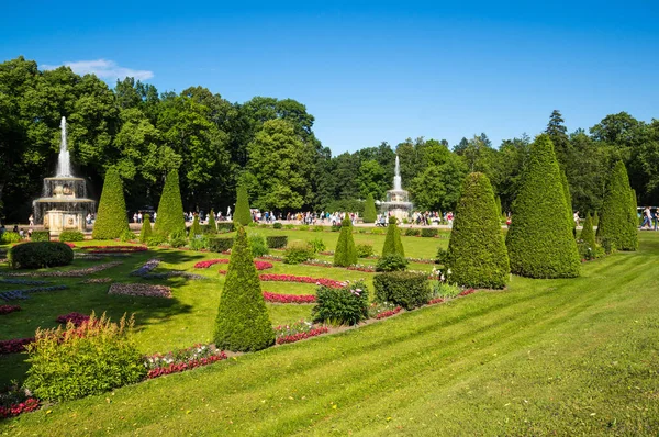 ペテルゴフの庭の下公園でローマの噴水 — ストック写真