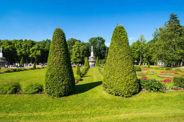 Římská fontána v parku dolní zahrady ve městě Peterhof — Stock fotografie