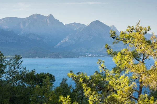 Kemer, Türkiye'deki dağlar görünümünü — Stok fotoğraf