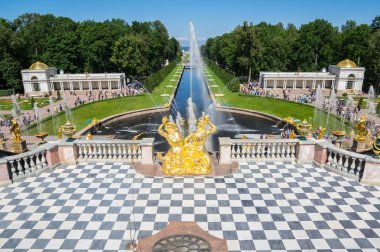 Peterhof alt bahçe çeşmeleri