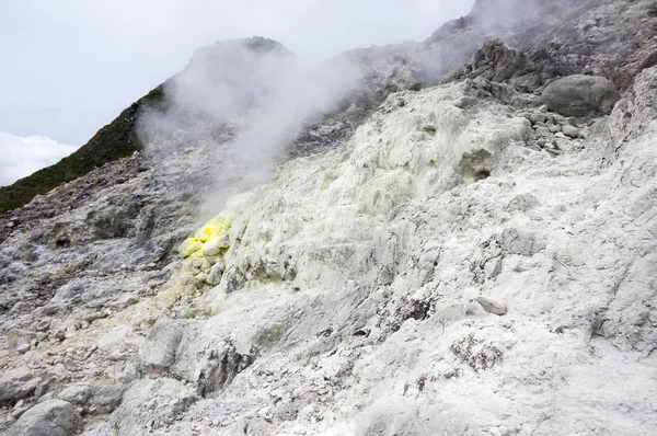 火山シバヤクのクレーター — ストック写真