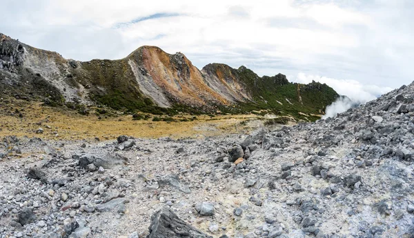 Ο κρατήρας του ηφαιστείου Σιμπαϊάκ — Φωτογραφία Αρχείου