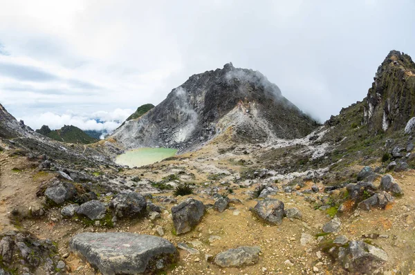 Ο κρατήρας του ηφαιστείου Σιμπαϊάκ — Φωτογραφία Αρχείου