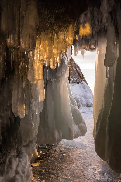 Caverna de gelo no Lago Baikal — Fotografia de Stock