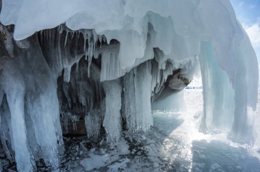 Baykal Gölü üzerinde buz mağarası