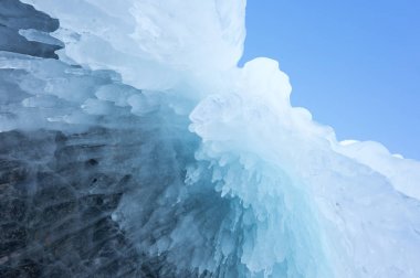 Buz sarkıtları Baykal Gölü üzerinde