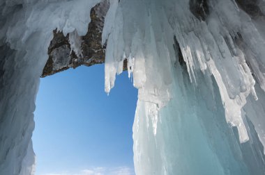 Buz sarkıtları Baykal Gölü üzerinde