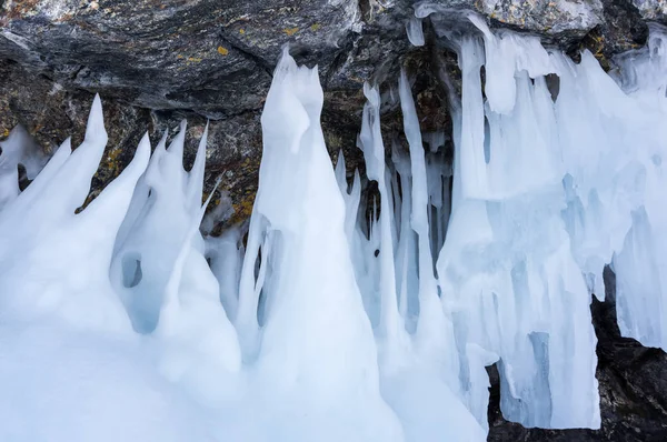 Eiszapfen am Baikalsee — Stockfoto