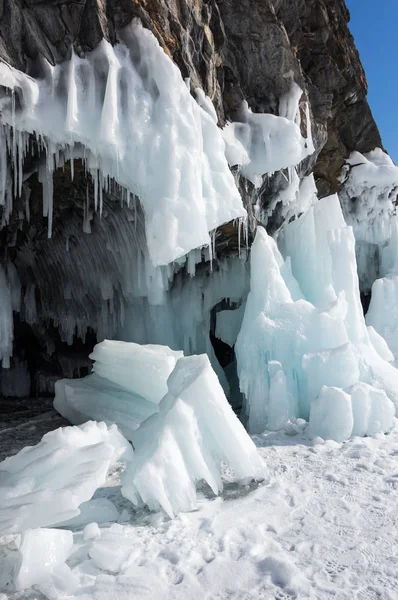 Buz sarkıtları Baykal Gölü üzerinde — Stok fotoğraf
