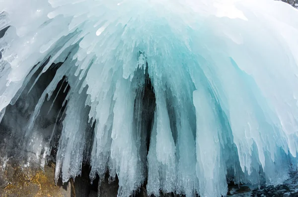 贝加尔湖上的冰柱 — 图库照片