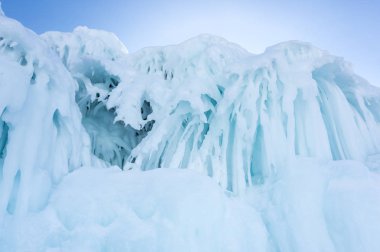 Buz sarkıtları Baykal Gölü üzerinde