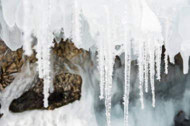 Buz sarkıtları Baykal Gölü üzerinde