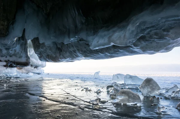 Grotta di ghiaccio del lago Baikal — Foto Stock